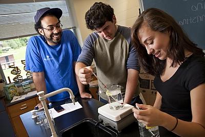 三名学生在生命科学实验室一起工作的照片.