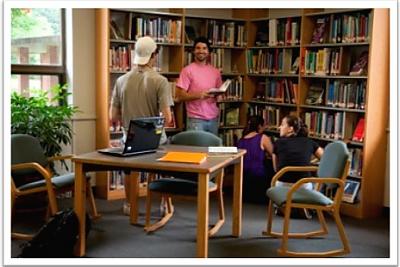  一群地标学院的学生在图书馆.