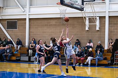 地标大学女子篮球运动员投进一球