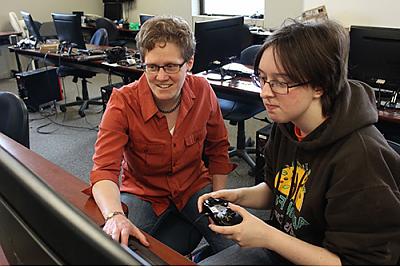 计算机实验室的学生和教授，有游戏控制器和键盘