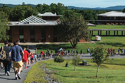 地标学院上校区的景色，学生排成一行从山上走下来. 